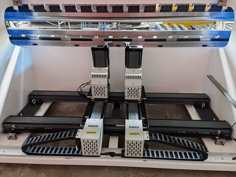 CNC élhajlító gép ütközőinek részlete nagy pontosságú megmunkáláshoz