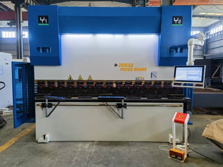 CNC élhajlító gép Delem DA53TX vezérléssel ipari környezetben