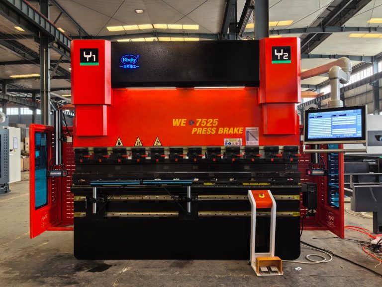 CNC élhajlító gép DA53T vezérléssel pontos és gyors hajlítási munkákhoz