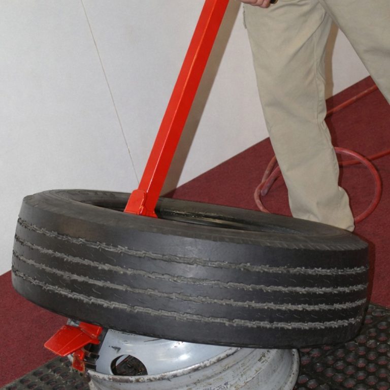 Gumileszedő szerszám ipari gumiabroncs szereléséhez