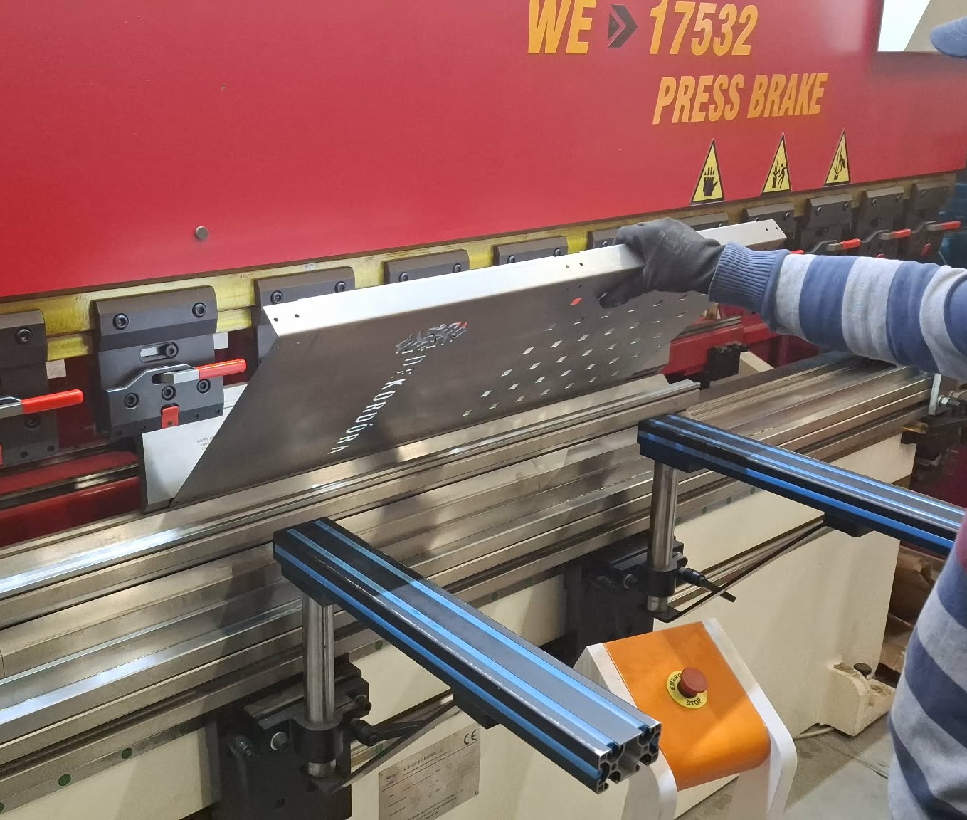 Hidraulikus CNC élhajlító lemez megmunkálás közben